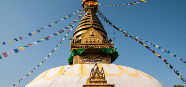 Hinauf zu den höchsten Bergen der Welt, in die turbulente Stadt Kathmandu und in die Tiefen der Terrai Ebenen