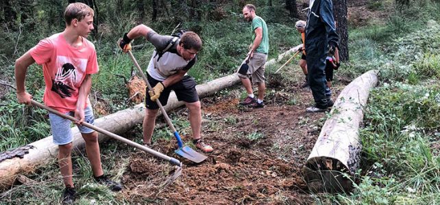 Gemeinsame Arbeit an neuen Biketrails