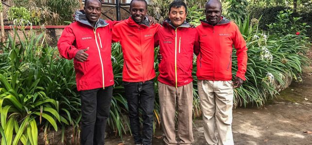 Mingmar Sherpa auf dem Gipfel des Kilimanjaro