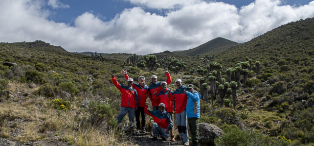 Hansruedi und Christine Büchi mit den lokalen Guides am Kilimanjaro unterwegs