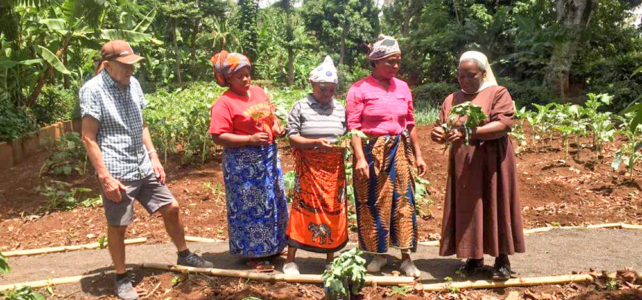 Mzee kommt zu Besuch aufs Kilimanjaro Farm House